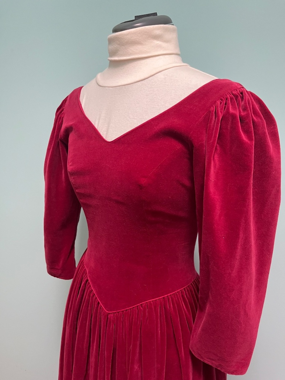 Gorgeous Laura Ashley wine coloured velvet dress, Sz 6 - Picture 9 of 11